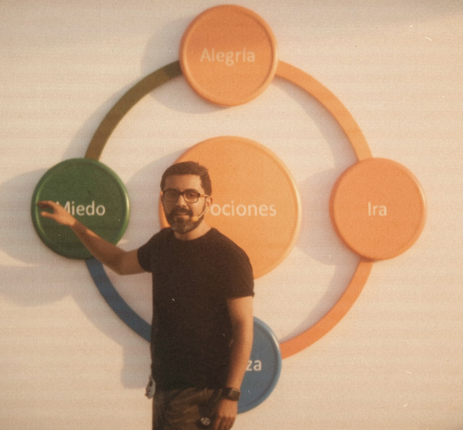 Angelo facilitando sobre emociones